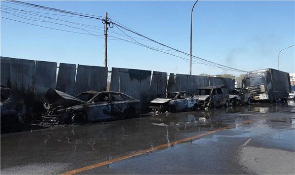 女子冒风烧纸引燃9辆车 官方通报：刑拘