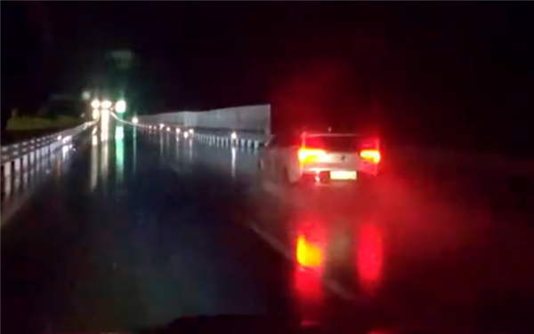 雨夜高速上左摇右摆反复刹车 司机委屈：“我不会除雾”