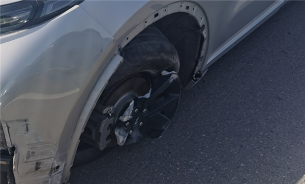 新能源SUV高速上启用辅助驾驶出意外：左前轮撞护栏致爆胎