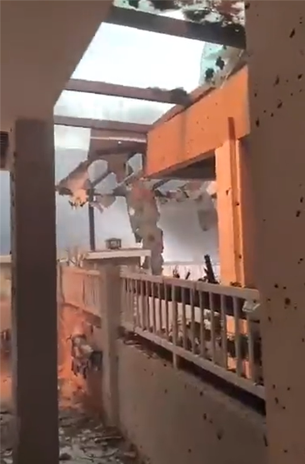 火焰喷到数百米高空！马来西亚一闹市燃气管道破裂引发大火