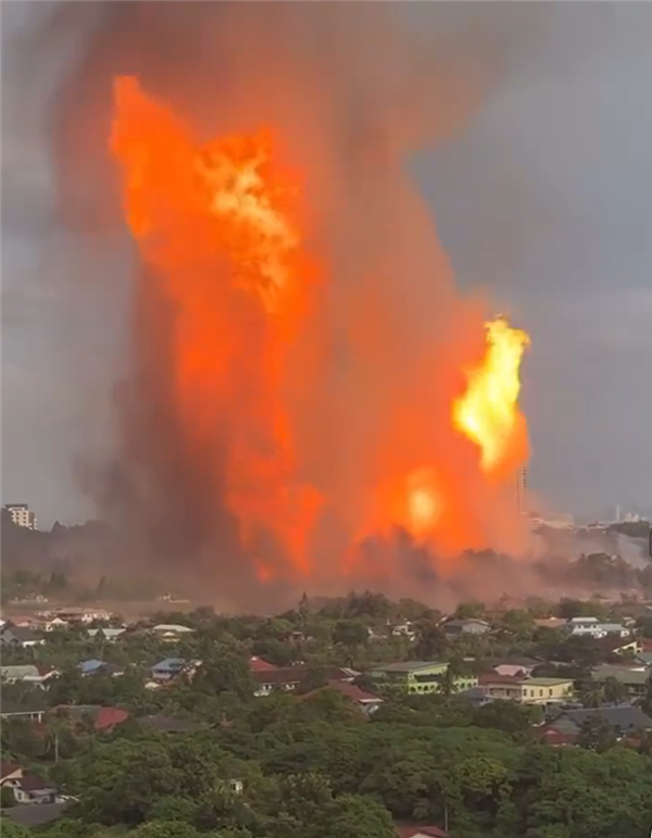 火焰喷到数百米高空！马来西亚一闹市燃气管道破裂引发大火