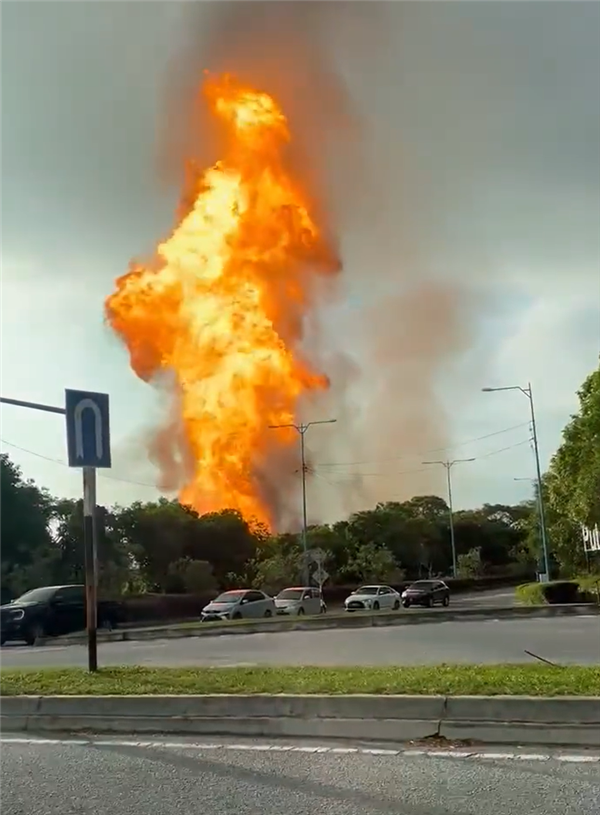 火焰喷到数百米高空！马来西亚一闹市燃气管道破裂引发大火