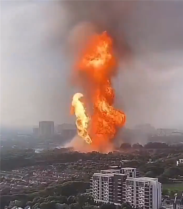 火焰喷到数百米高空！马来西亚一闹市燃气管道破裂引发大火
