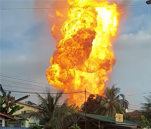 火焰喷到数百米高空！马来西亚一闹市燃气管道破裂引发大火