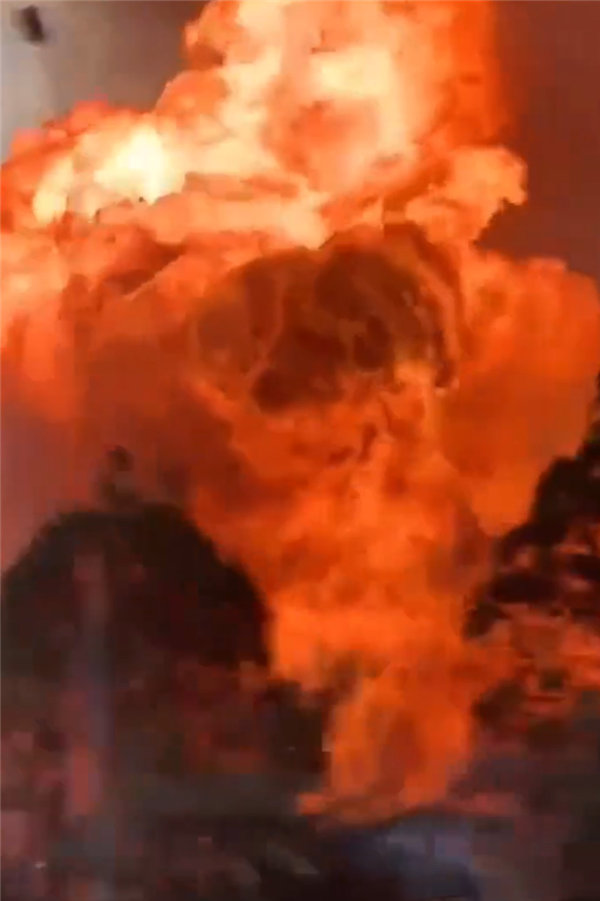 火焰喷到数百米高空！马来西亚一闹市燃气管道破裂引发大火