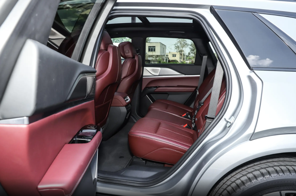 想买豪华SUV，新款凯迪拉克XT5值得一看，内外全面升级，标配2.0T插图2