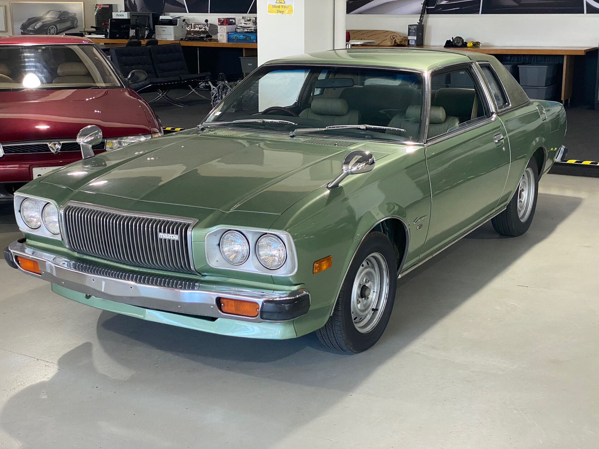 第二代马自达Cosmo 从跑车到轿车风格的转化插图