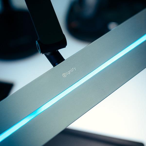 昕诺飞与梅赛德斯-AMG马石油F1车队推出联名台灯