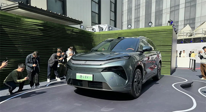 比亚迪2.7秒VS问界M8智驾！上海车展前夜，谁在收割中产钱包？