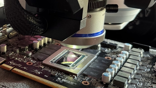 撼讯RX 9070 XT GPU表面竟有1934个“坑”！温度高达113℃