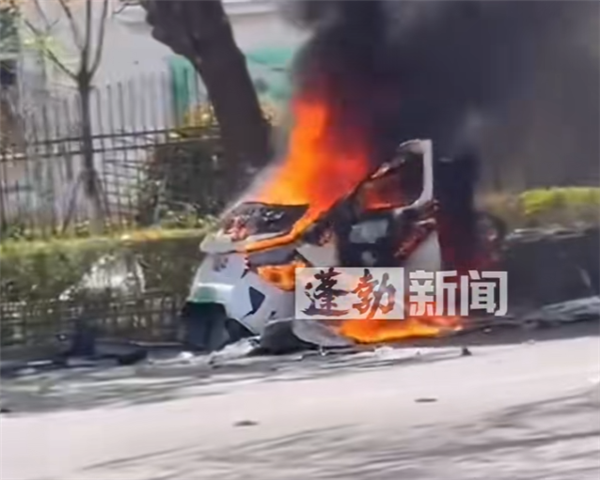 一五菱电动车路上爆炸：车体炸碎一地 现场散落出多个气瓶