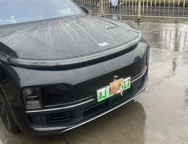 男子担心违停被抓拍 竟用纸袋遮挡车牌 9分没了