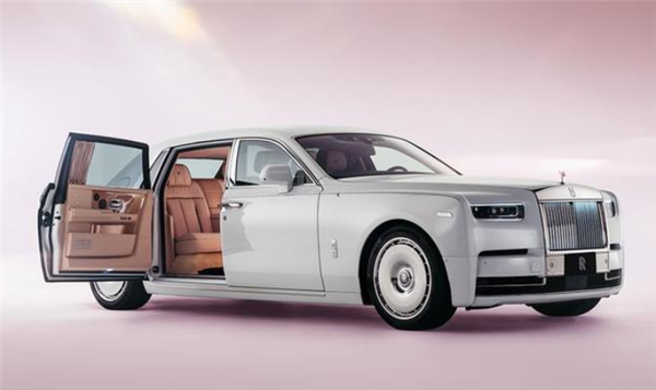 全球唯一!劳斯莱斯幻影定制版亮相:25万针绣出”樱花雨”插图1 全球唯一!劳斯莱斯幻影定制版亮相:25万针绣出”樱花雨”插图1