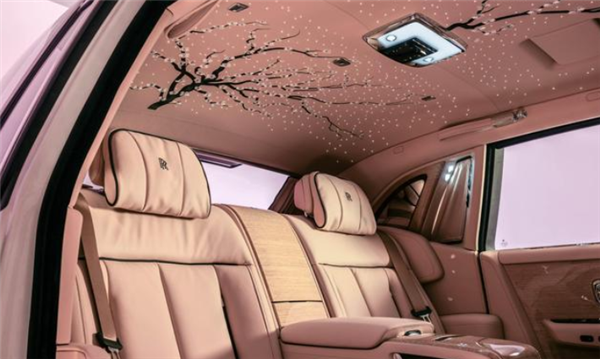 全球唯一!劳斯莱斯幻影定制版亮相:25万针绣出”樱花雨”插图3 全球唯一!劳斯莱斯幻影定制版亮相:25万针绣出”樱花雨”插图3