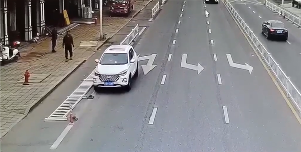 奇瑞SUV离奇事故！驾驶室没人路边突然启动撞倒护栏
