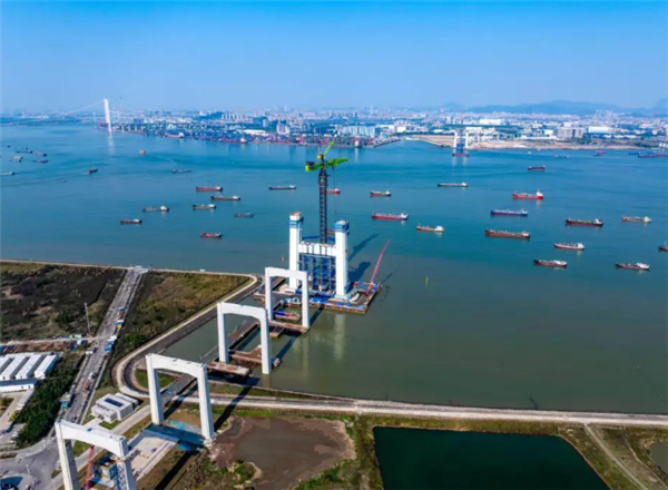 世界最高双层悬索桥索塔突破100米：双层16车道设计