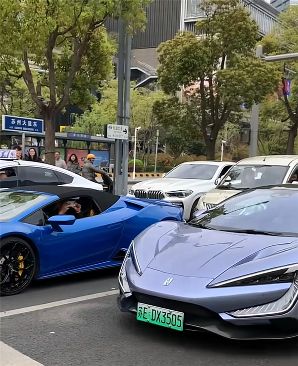 仰望U9当街跳舞 旁边兰博基尼瞬间不香了插图 仰望U9当街跳舞 旁边兰博基尼瞬间不香了