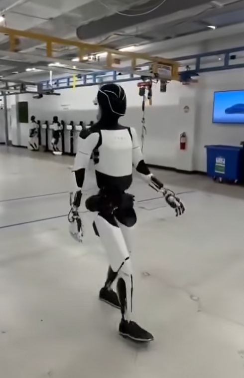 步态稳健 摆臂轻盈！特斯拉人形机器人最新视频公布