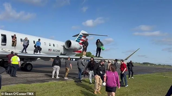 美国一客机舱内冒烟 乘客自行打开逃生门撤离:机长很生气插图 美国一客机舱内冒烟 乘客自行打开逃生门撤离:机长很生气