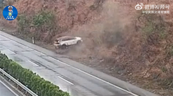 小车高速雨天失控连翻5圈！安全带保住司机性命 仅受轻伤
