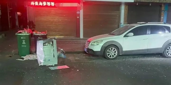 触目惊心：男子吵架4楼扔下洗衣机 砸中汽车严重变形