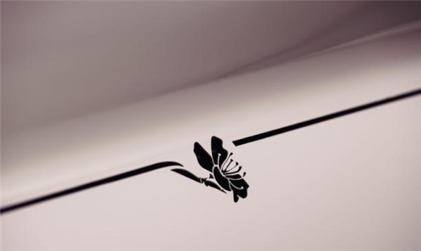 全球唯一!劳斯莱斯幻影定制版亮相:25万针绣出”樱花雨”插图2 全球唯一!劳斯莱斯幻影定制版亮相:25万针绣出”樱花雨”插图2