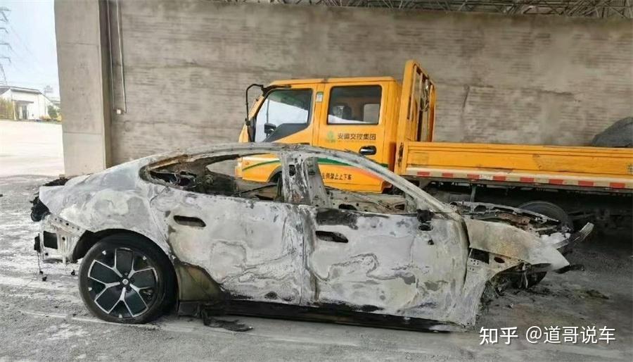 1场爆燃2秒摧毁3个家庭，小米SU7深陷舆论泥沼，网友被烧掉理智？