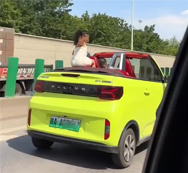 女童坐敞篷车抱住防滚支架 当事家长被罚：200元+3分