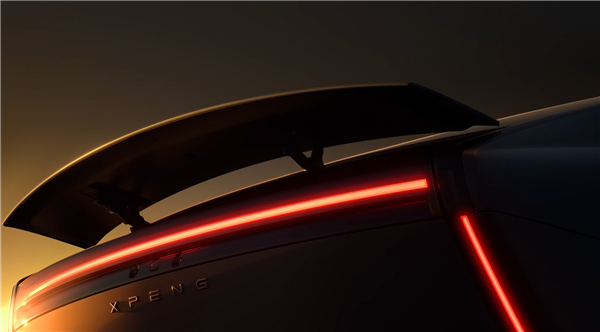 这不得卖40万！小鹏全新P7实车遭曝：剪刀门被保留