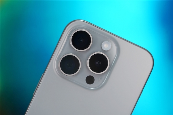 iPhone手机如果美国产一部卖2.5万！苹果将硬扛关税