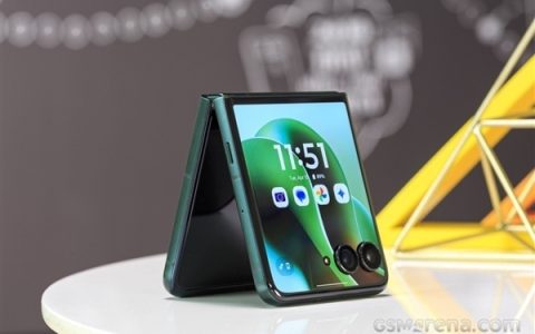 国补价5499元起！联想moto razr 60 Ultra发布：首款骁龙8至尊版小折叠