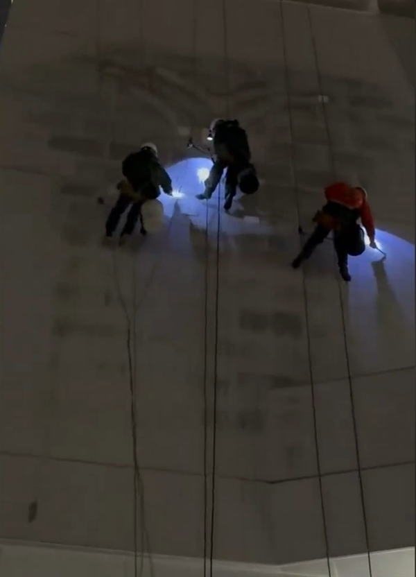 哪吒汽车回应上海总部LOGO被拆除：因场地到期公司要搬家