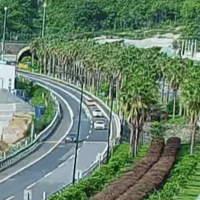 特斯拉高速爆胎 女朋友被吓哭 男子抱人不报警