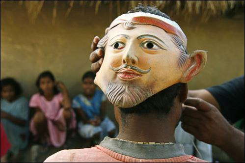 在印度和孟加拉国 曾经后脑戴上面具可以救自己一命