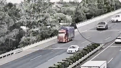 高速爆胎 男子一脚刹车失控翻车 这么做才对