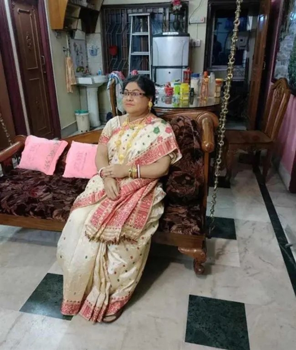 印度男子花2.4万元订购亡妻等比例硅胶模型:穿戴整齐摆家里插图1 印度男子花2.4万元订购亡妻等比例硅胶模型:穿戴整齐摆家里