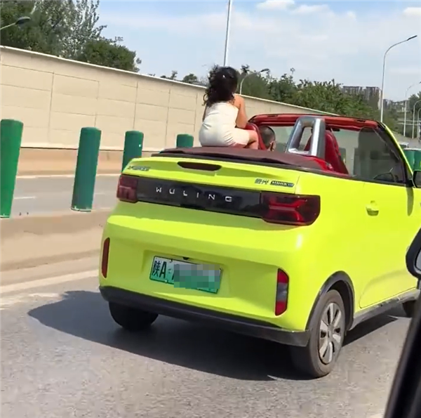 女童坐敞篷车抱住防滚支架 博主韩路怒斥：必须严惩家长