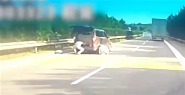 高速上女子站快车道当“警示牌”：以为打了招呼就能被看到