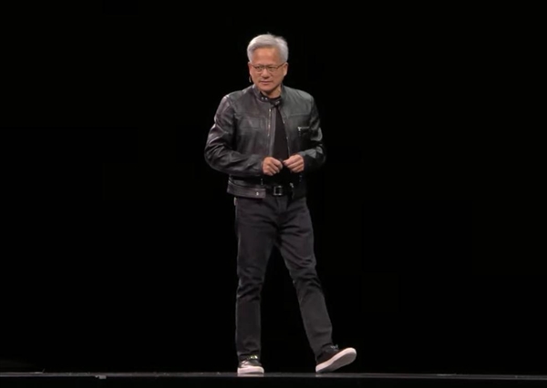 黄仁勋演讲现场用中文高喊大家好：透露父母也到场