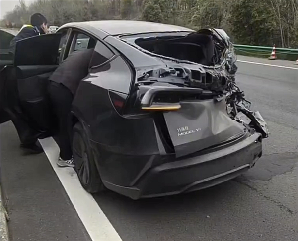 焕新特斯拉Model Y高速上遭六轮卡车追尾：车主毫发无伤