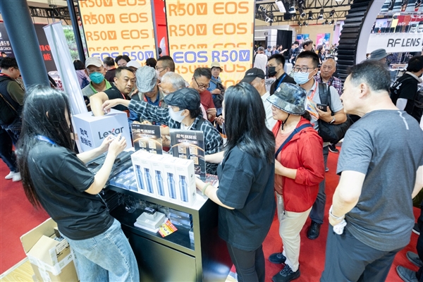 2025 北京 P&E 展：雷克沙全品类存储解决方案亮相 全球首款不锈钢存储卡现场开售