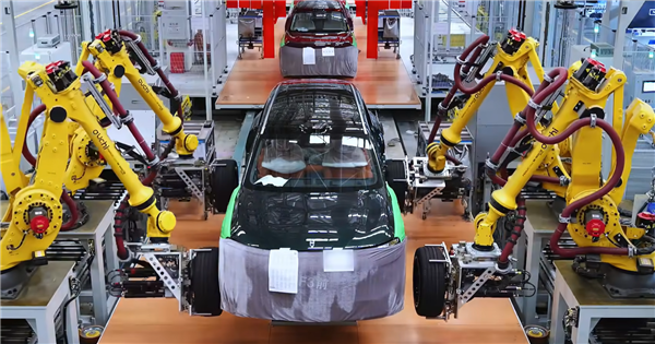 工人抡锤直接敲 道奇汽车底特律工厂生产车间曝光:网友直呼落后插图11 工人抡锤直接敲 道奇汽车底特律工厂生产车间曝光:网友直呼落后