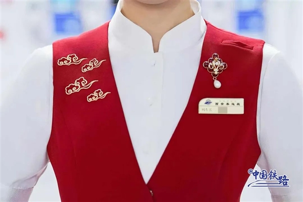复兴号乘务员新款夏季制服亮相：耀眼中国红配色