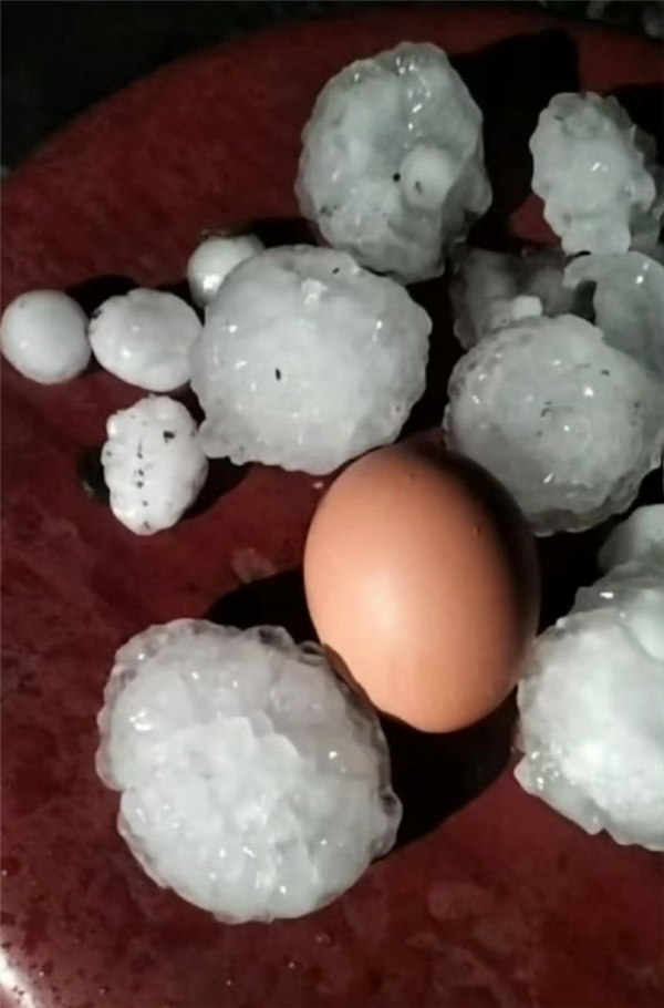 北京突降冰雹 多车桥下躲避致后方大拥堵！网友气愤要求严惩