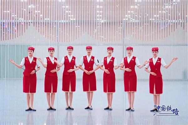 复兴号乘务员新款夏季制服亮相：耀眼中国红配色