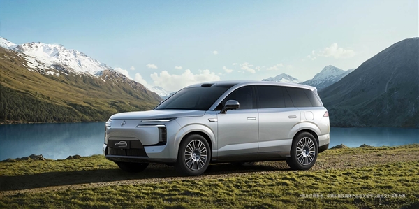 向问界M8亮剑 全新腾势N8L实车亮相：标配三电机四驱