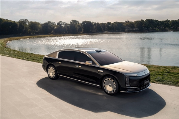 尊界S800活动用埃尔法接机、配依云矿泉水 博主分享遭吐槽 韩路：都想多了