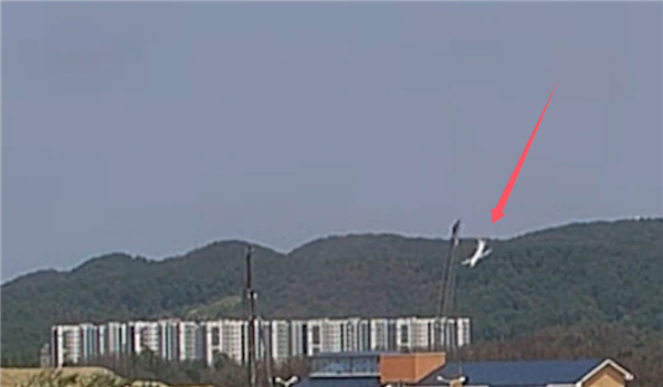 载有4人韩国巡逻机坠机画面曝光：向右转弯后转了一圈栽到地面