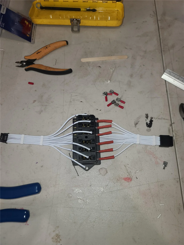 防止显卡接口烧熔！玩家给RTX 4090电源线装上保险丝：但还有更狠的