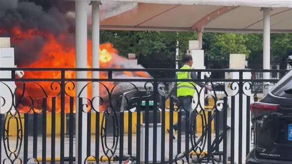 合创电动车充电时起火自燃 网点员工：品牌已倒闭 可有偿协助定损